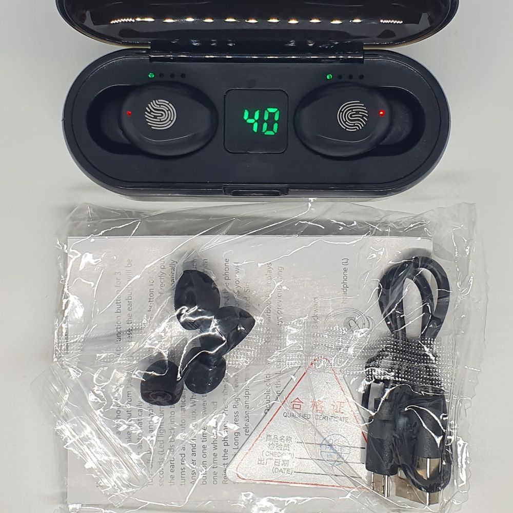 WIRELESS BLUETOOTH EARBUDS AND CHARGING HUB